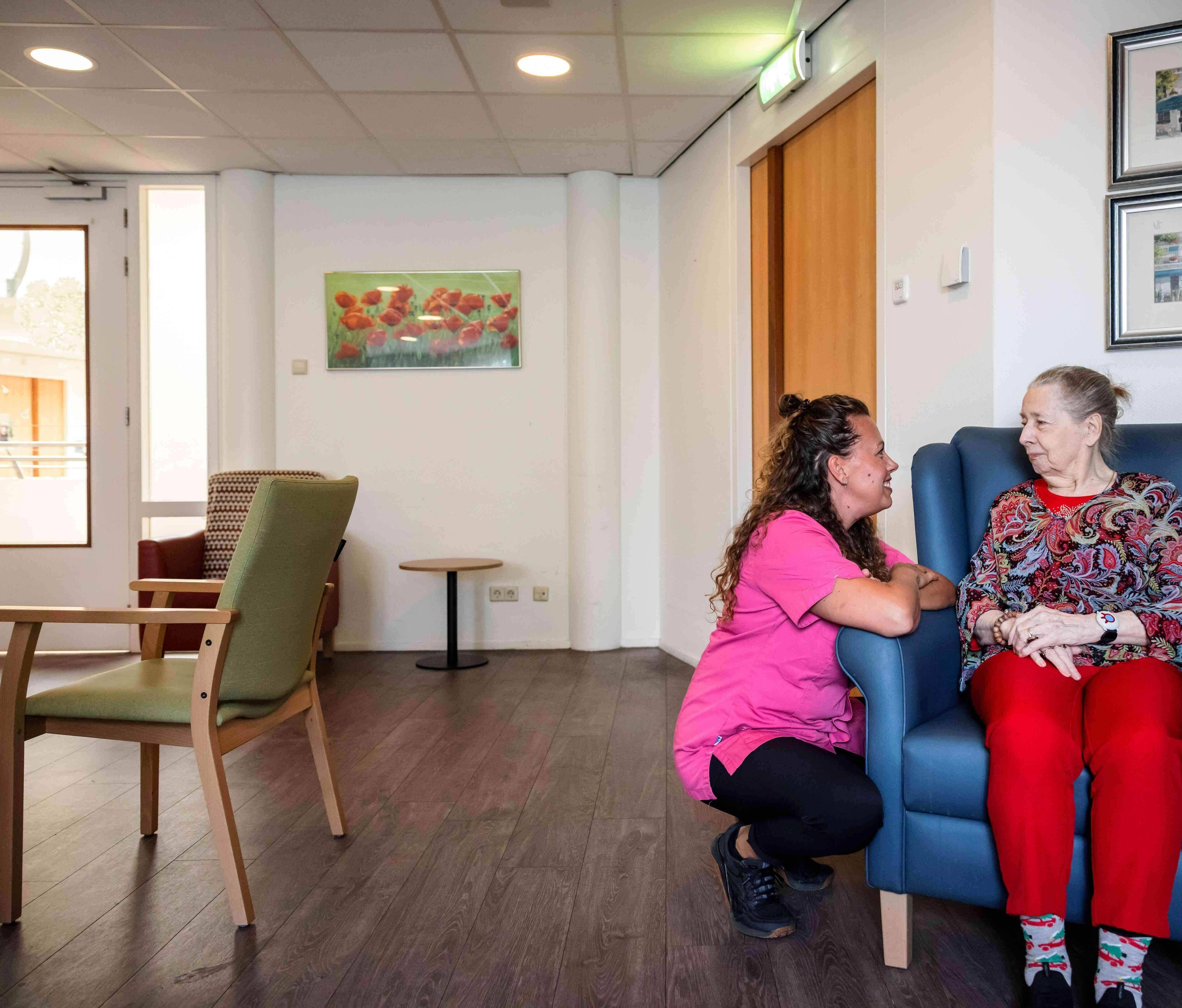 Zorgcollega van Topaz samen met een bewoner
Zorgcollega van Topaz samen met een bewoner