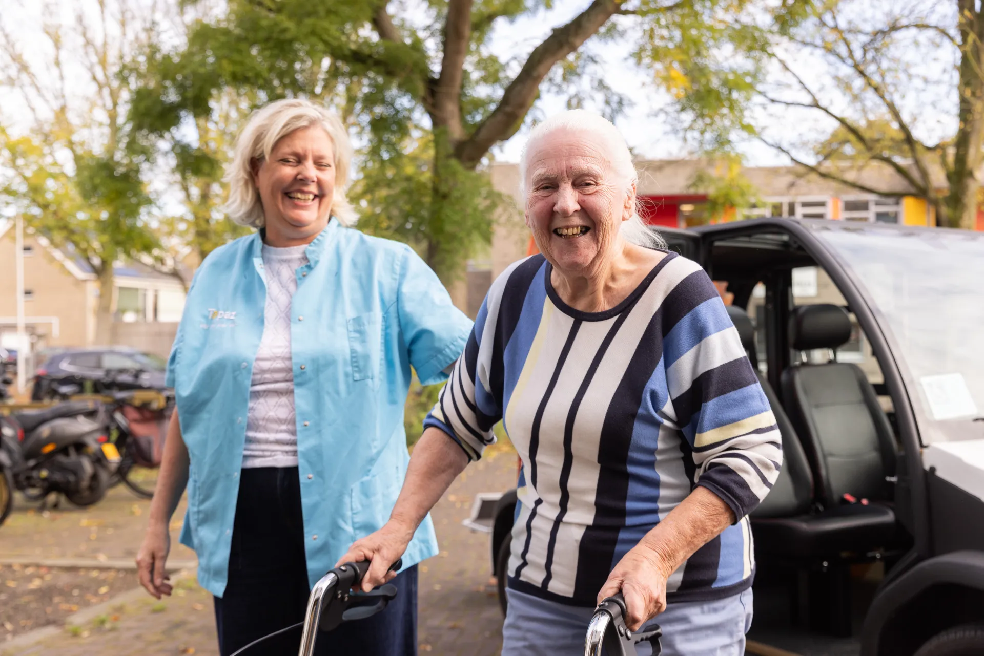 Zorgcollega van Topaz samen met bewoner Zorgcollega van Topaz samen met bewoner