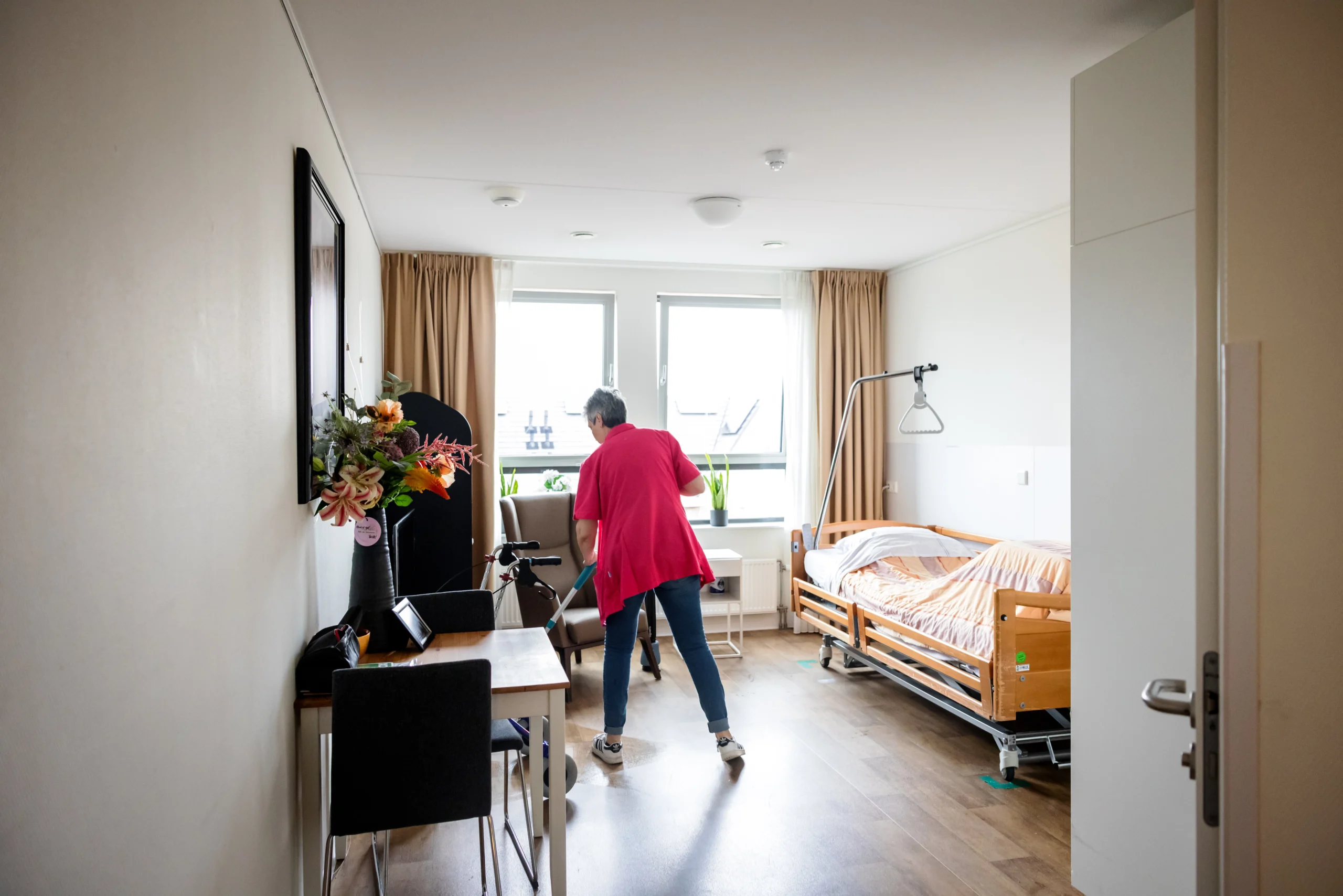 Collega van Topaz maakt een ruimte schoon Collega van Topaz maakt een ruimte schoon