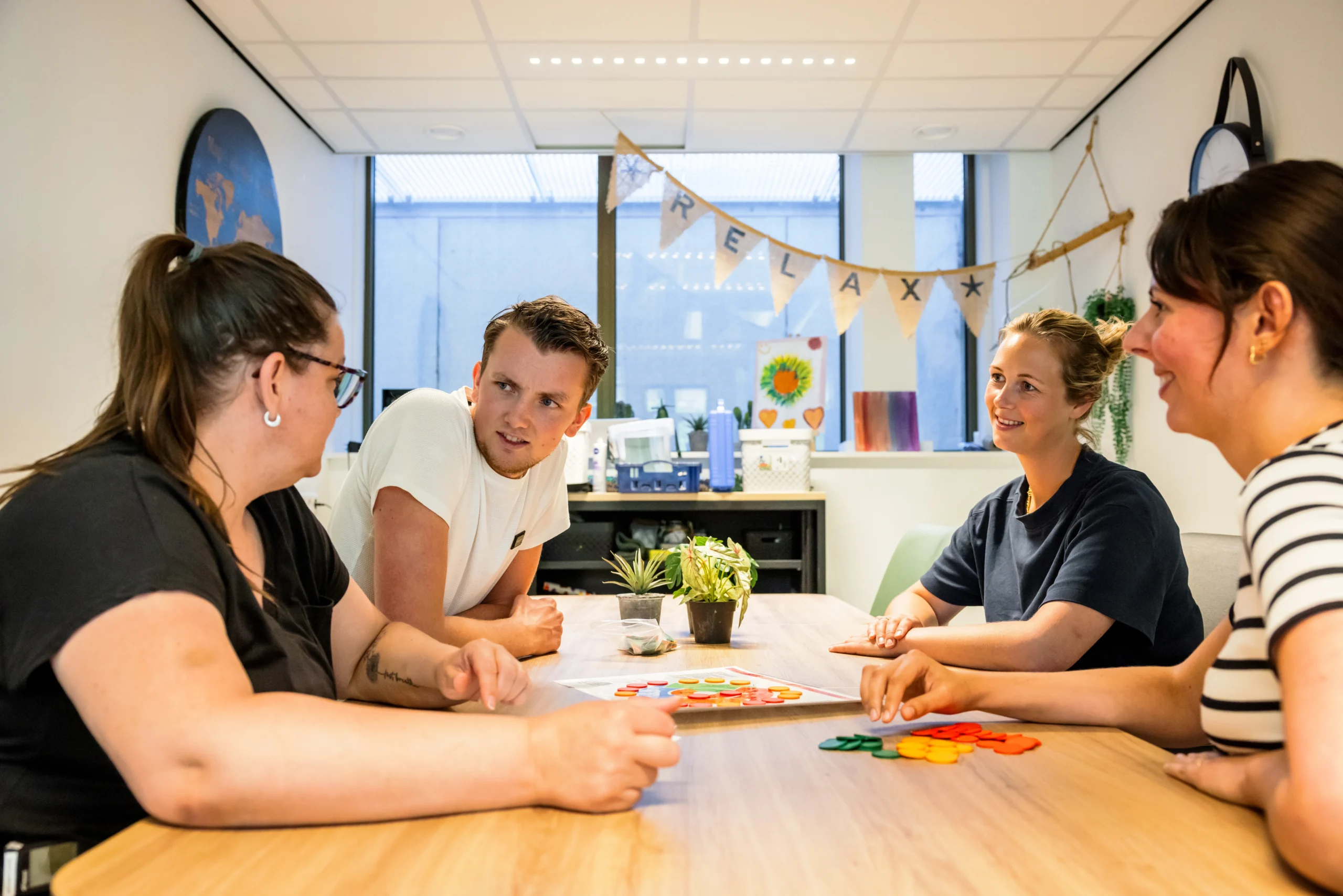 Zorgcollega's van Topaz overleggen met elkaar aan tafel Zorgcollega's van Topaz overleggen met elkaar aan tafel