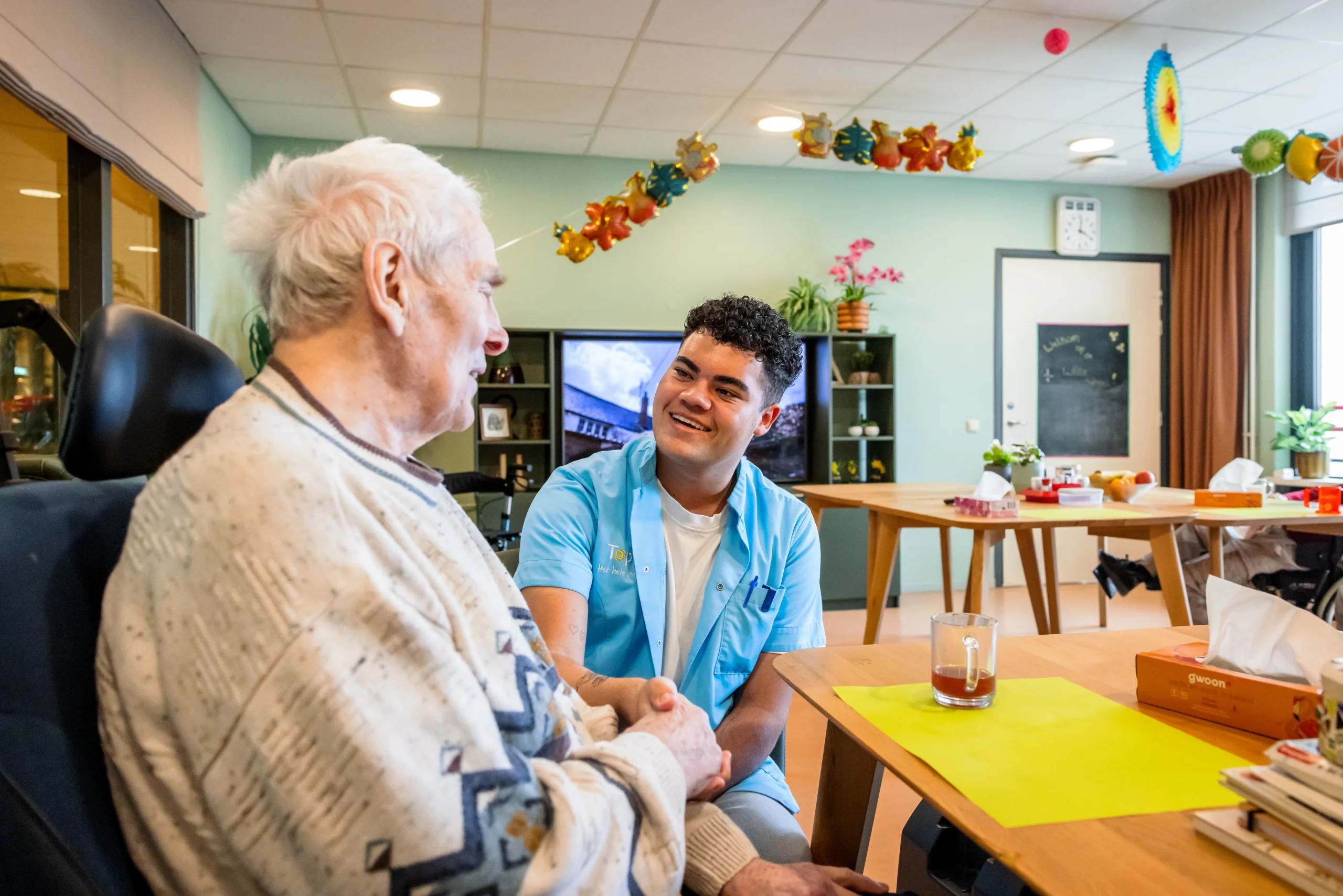 Zorgcollega van Topaz samen met een bewoner
Zorgcollega van Topaz samen met een bewoner