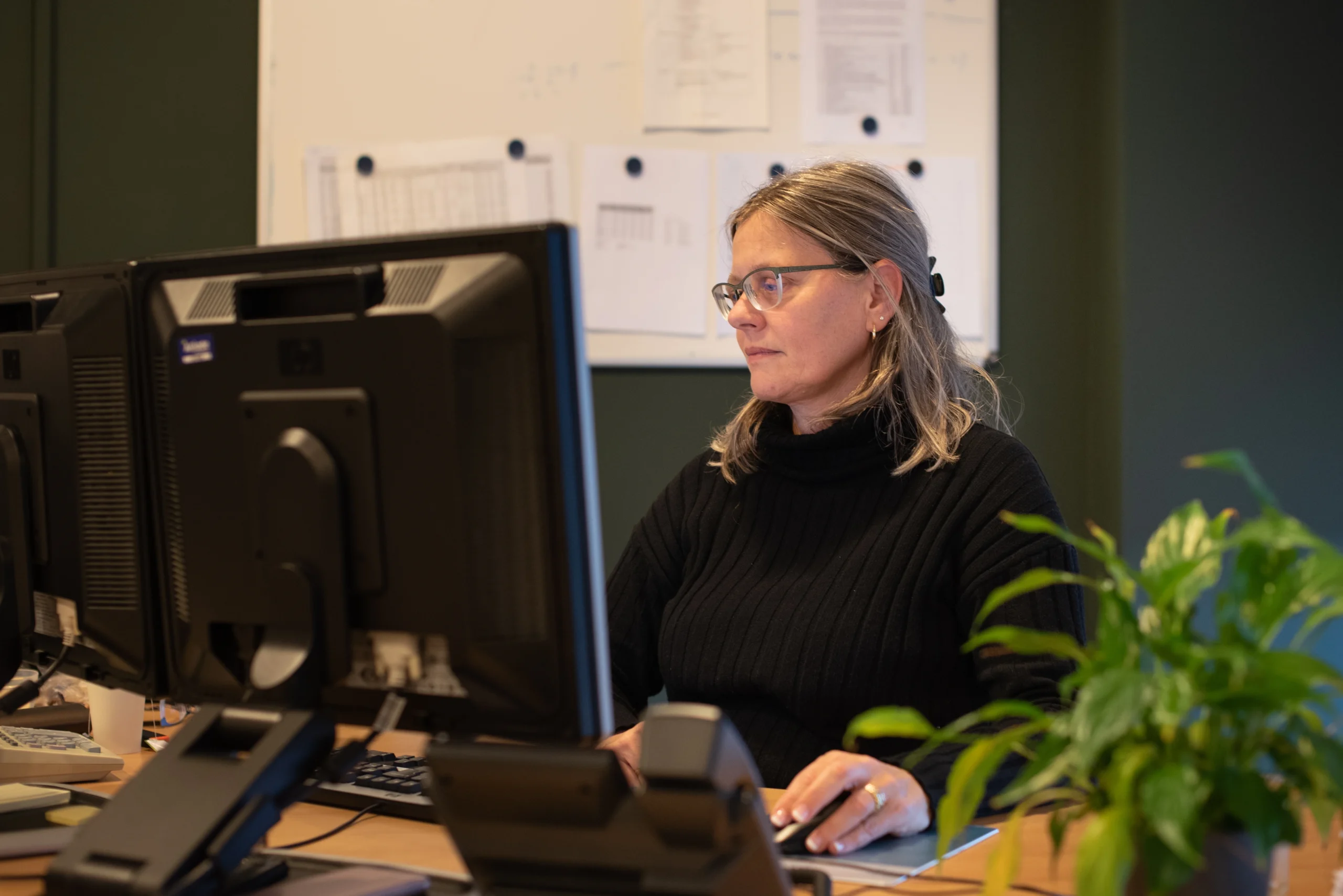 Collega van Topaz zit achter de computer Collega van Topaz zit achter de computer