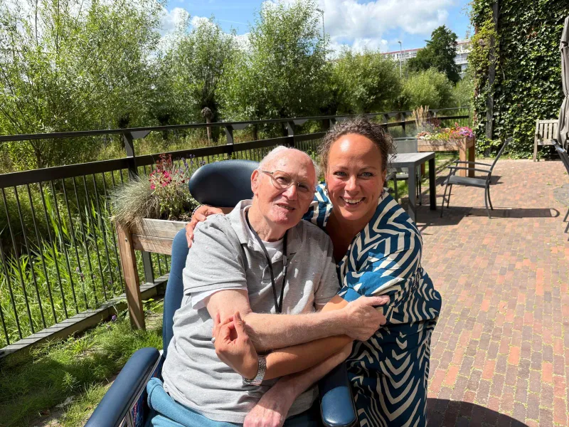 laura teamleider zorg bij topaz lakenhof samen met bewoner mathijs