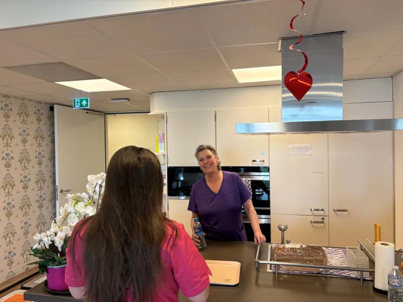 rebecca en angelique zorgassistenten bij topaz lakenhof