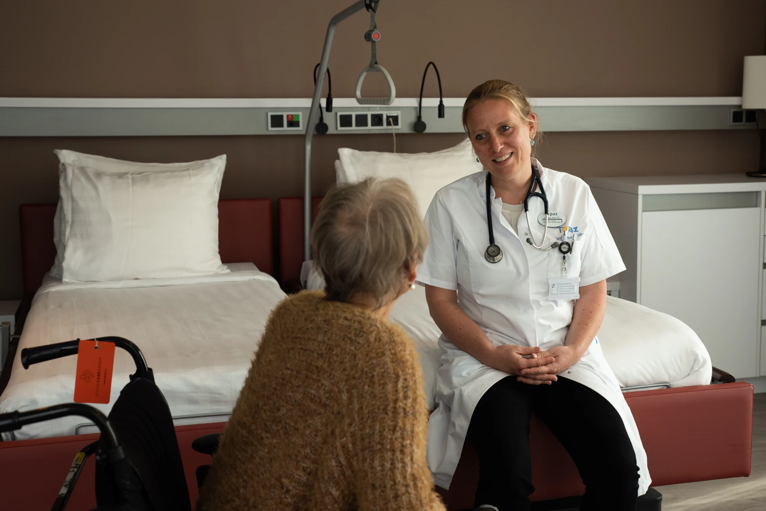 zorgcollega van topaz zit bij een cliënt