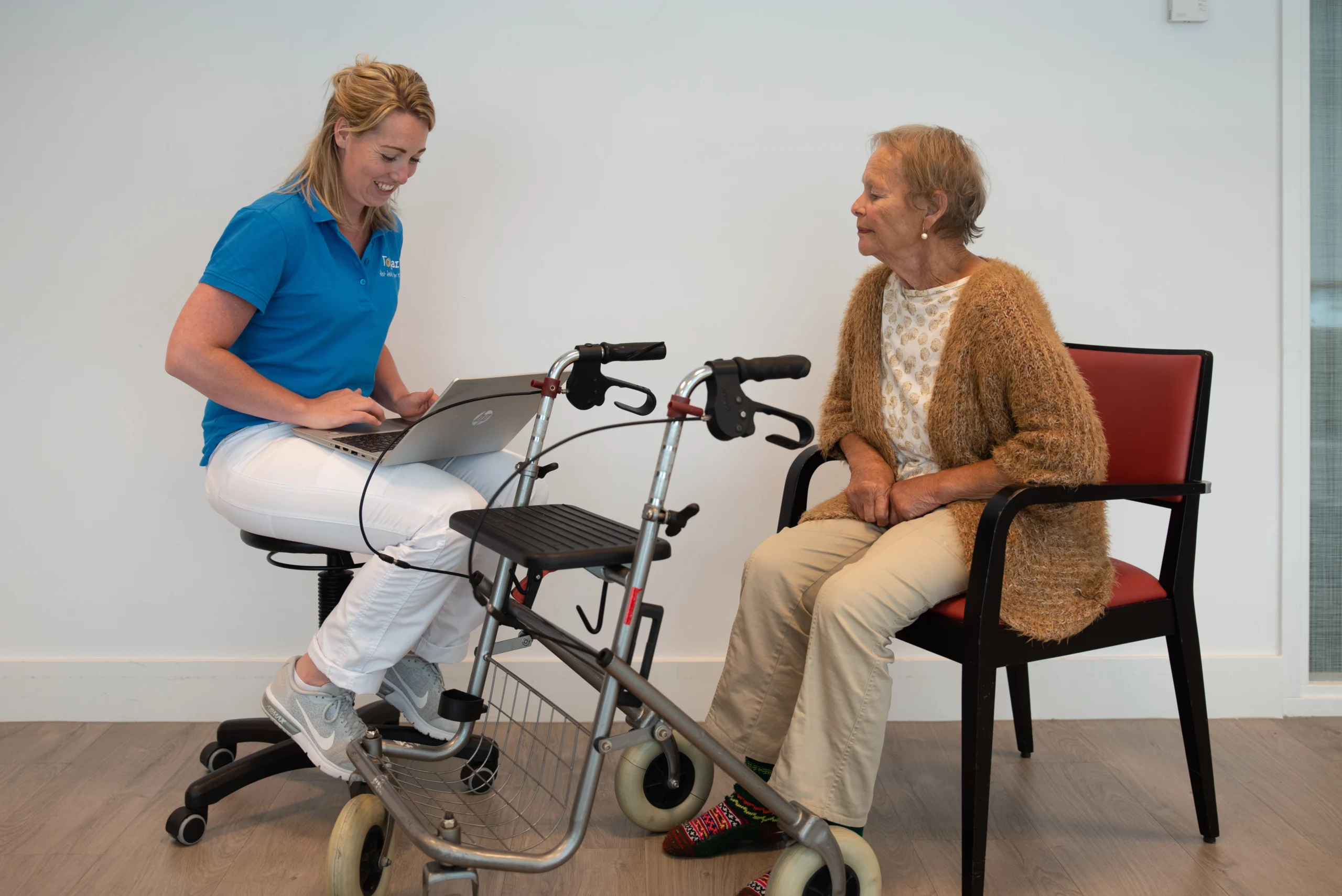 zorgcollega van topaz praat met een cliënt