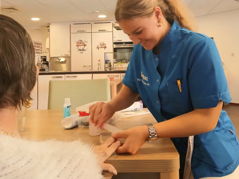 zorgmedewerker van Topaz nagels aan het veilen