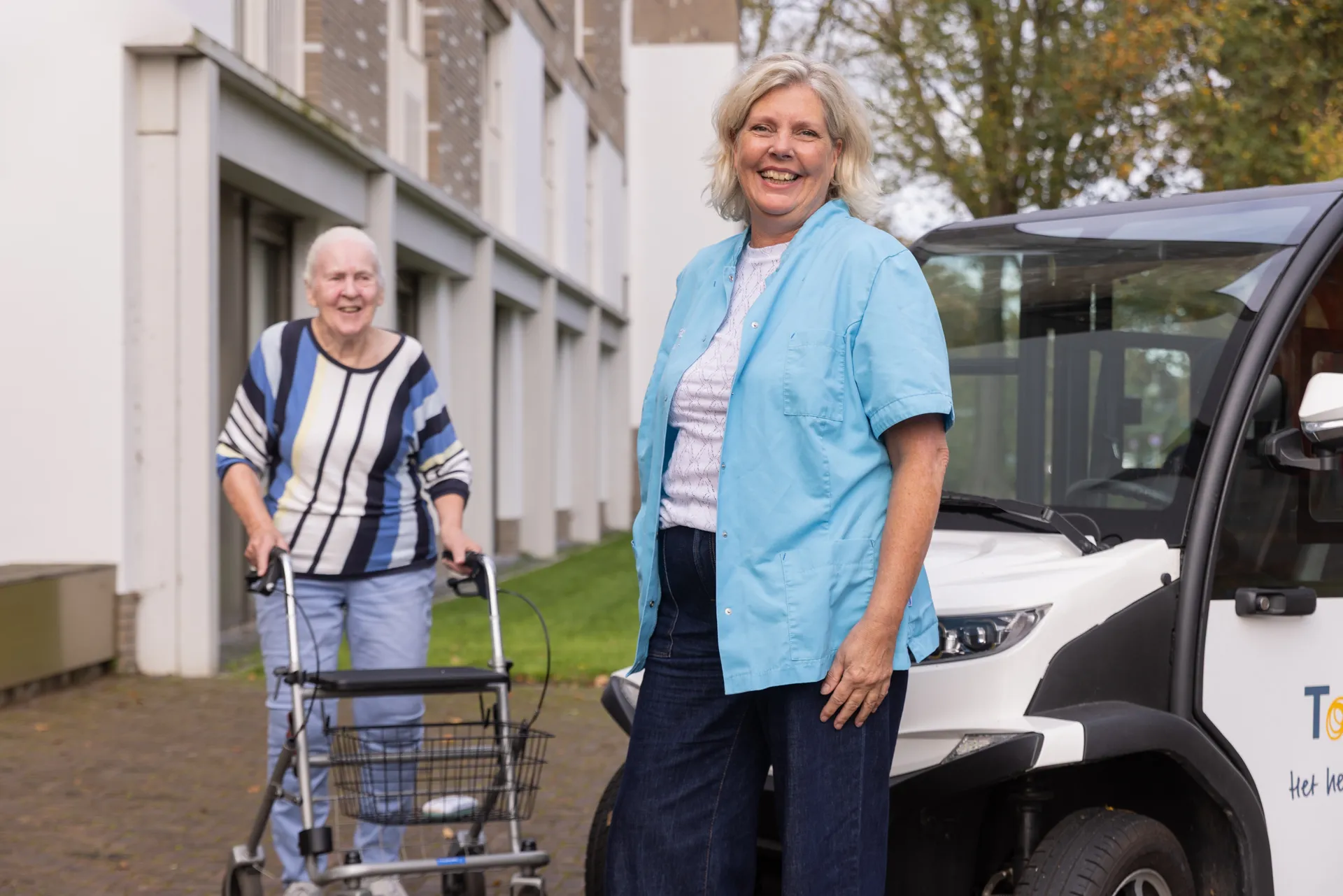 zorgmedewerker topaz buiten met bewoner