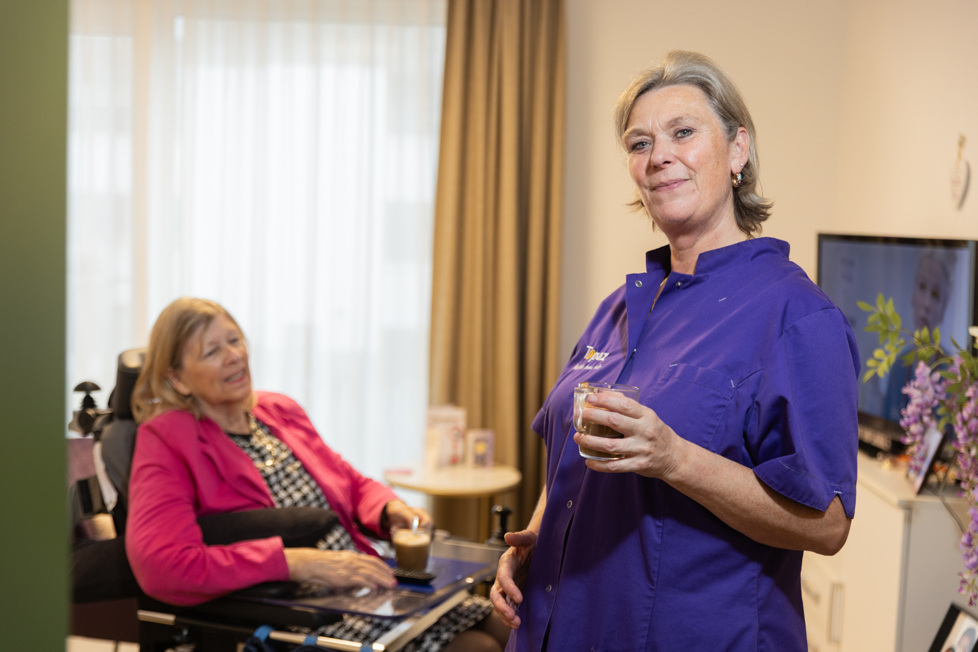 zorgcollega van Topaz buiten