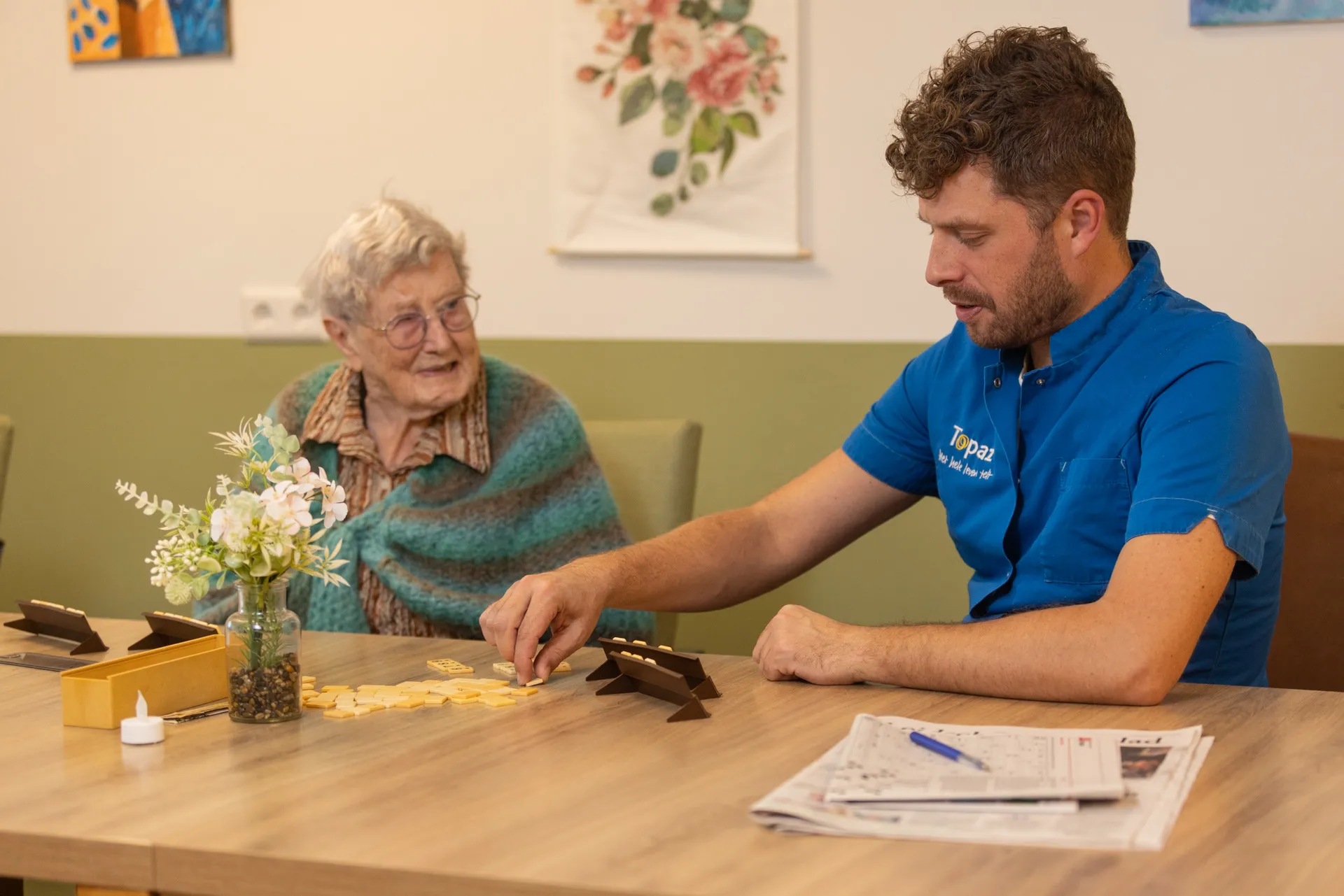zorgmedewerker van topaz een spelletje aan het spelen met bewoner