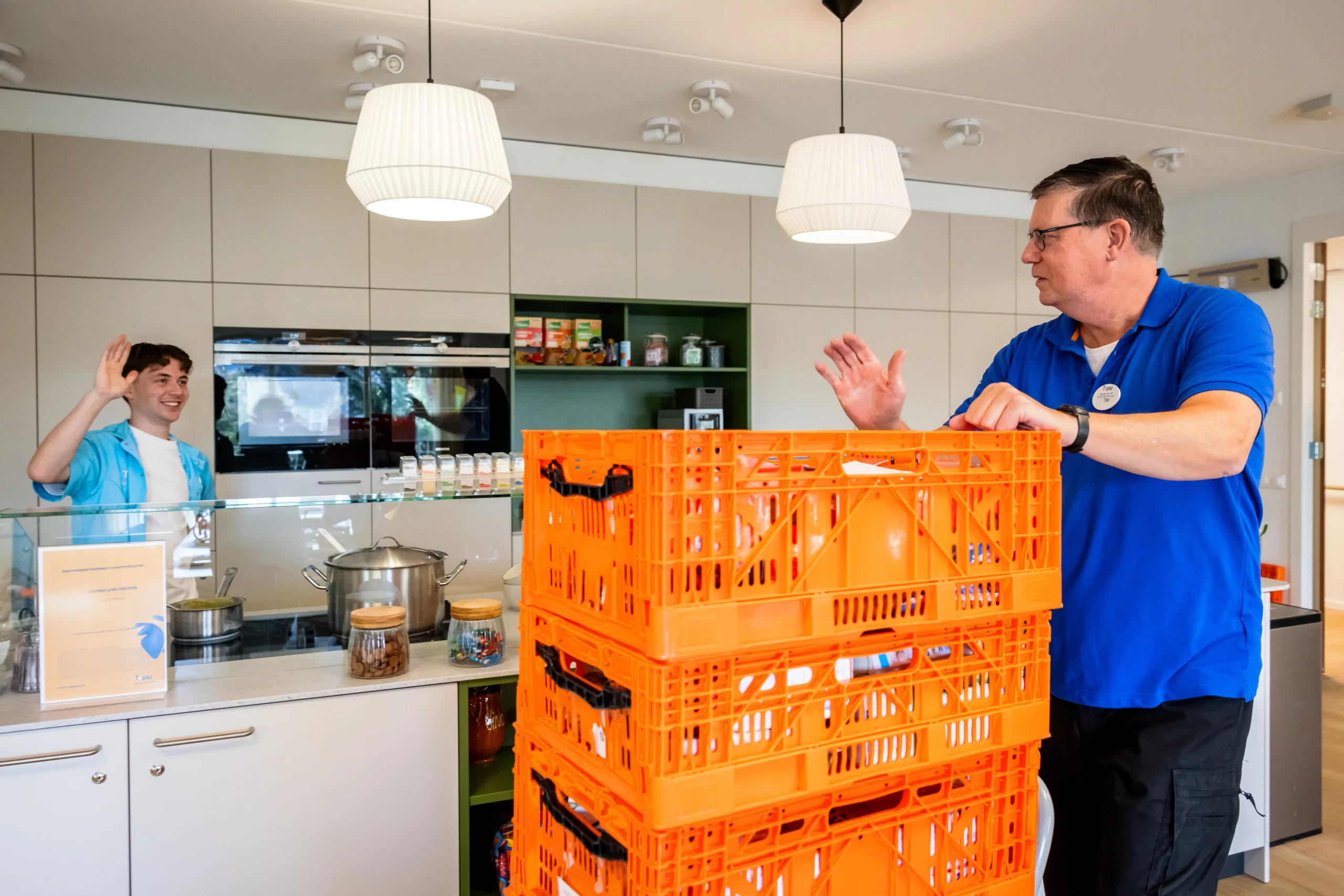 collega van topaz brengt spullen langs