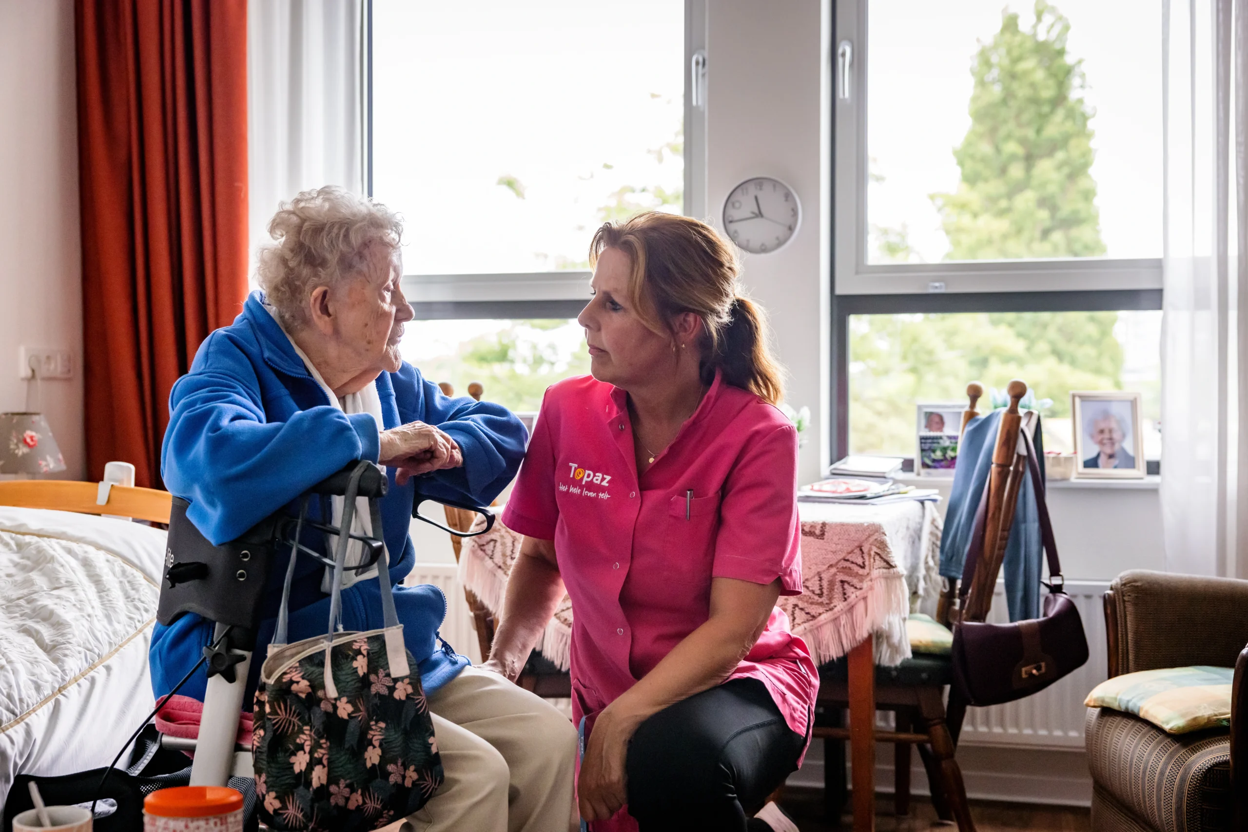 zorgcollega van topaz zit bij een bewoner