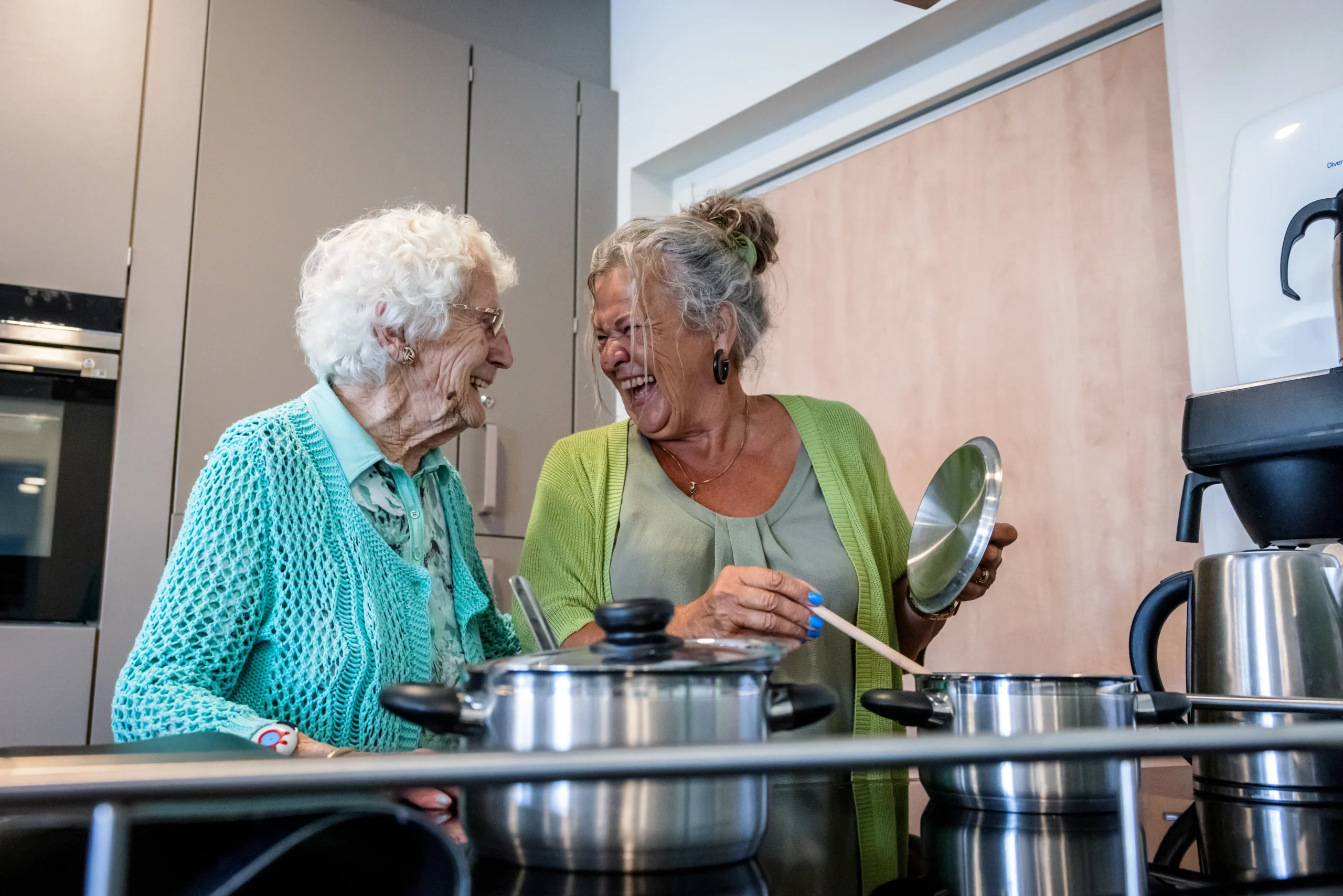zorgcollega van topaz kookt samen met bewoner