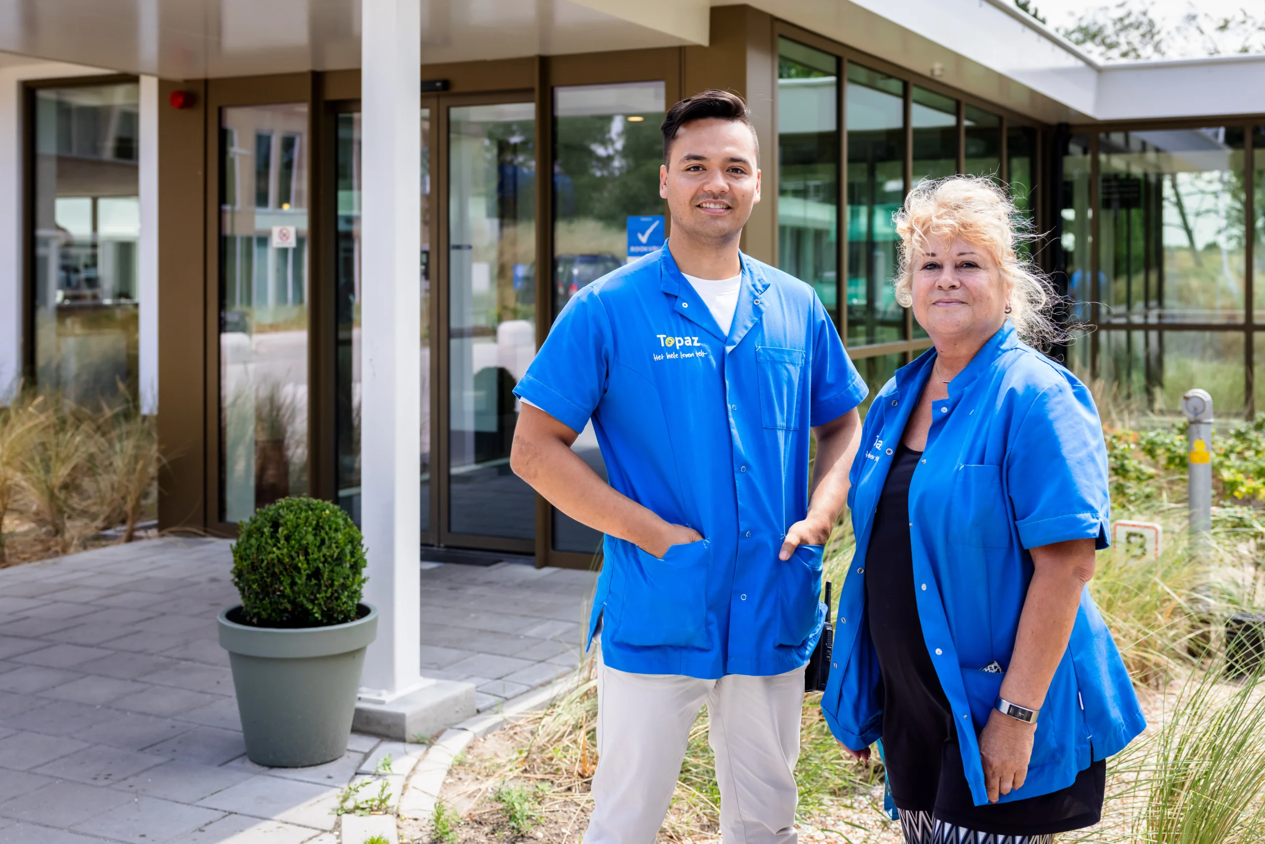 zorg collega's van topaz voor de deur van locatie overduin