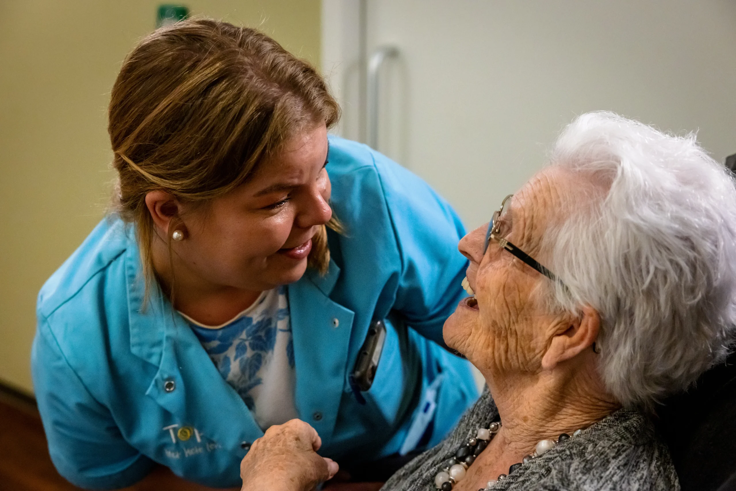 zorgmedewerker topaz glimlachend met bewoner